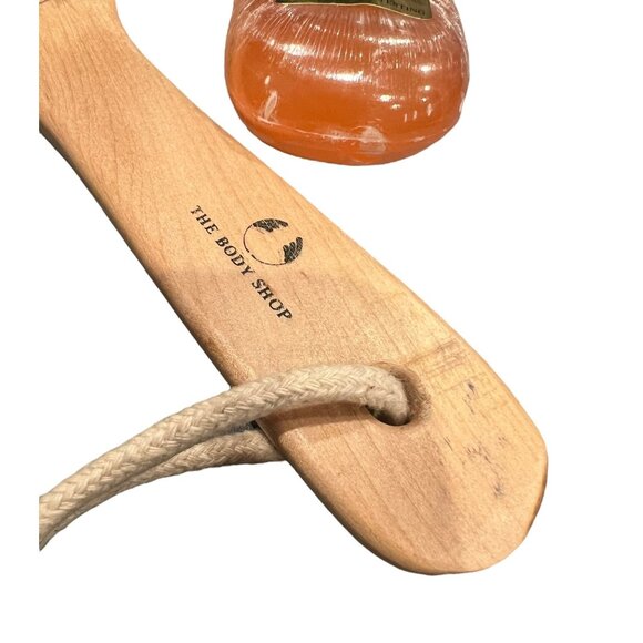 Vintage NOS The Body Shop Small Curved Back Brush With‎ Fuzzy Peach Soap Bar - Picture 7 of 12